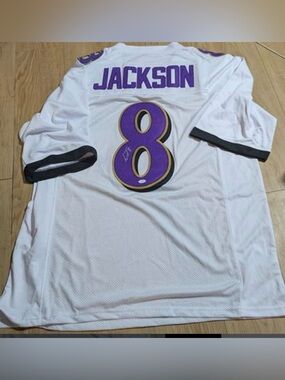 Lamar Jackson signed Jersey XL Men’s White Sports Jersey with Purple Number 8